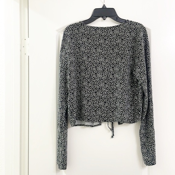 Kendall & Kylie black/white floral print long sleeve front tie top - Picture 2 of 4